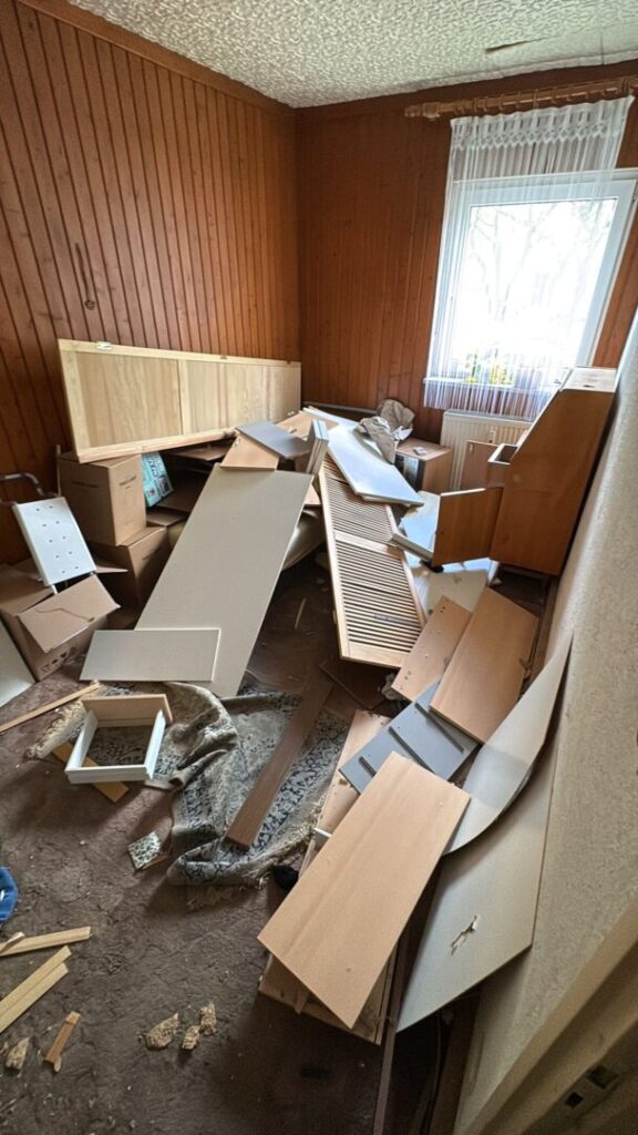 Entrümpelung Wir räumen auf – schnell, diskret und besenrein. Vom Keller über Dachboden bis zur kompletten Haushalts- oder Gewerbeauflösung übernehmen wir Entrümpelung, Sortierung und fachgerechte Entsorgung. So schaffen Sie neuen Raum – wir kümmern uns um den Rest.